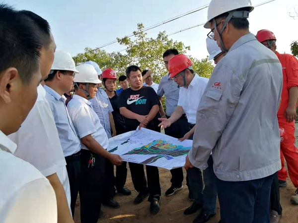 項目公司董事長(cháng)吳新榮視察工地 3.jpg